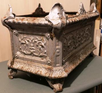 Gietijzeren antieke jardiniere . beschikbaar voor biedingen
