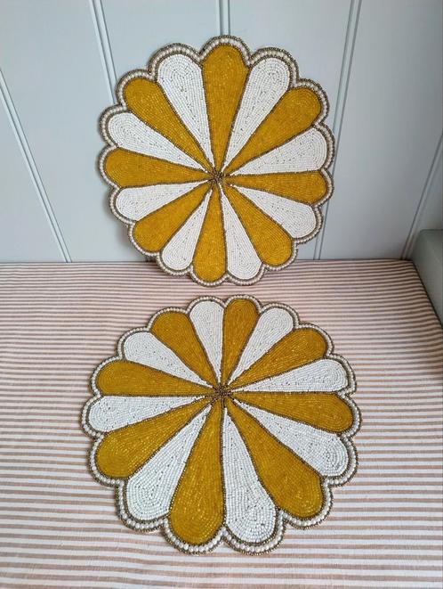 Nieuw! Set 2x Tiramisu scalloped beaded placemat, Huis en Inrichting, Woonaccessoires | Dienbladen, Nieuw, Overige materialen