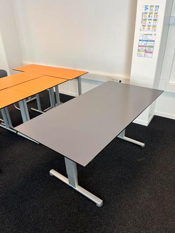 Bureau met ingebouwde stekkerdoos (3x ) – grijs blad