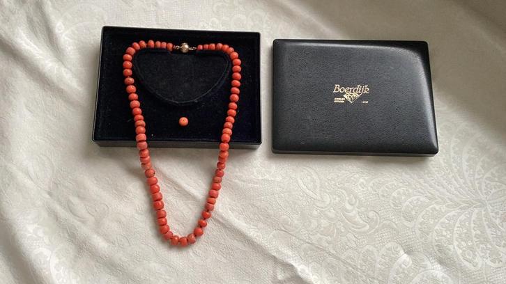 BLOEDKORAAL gem. 0,7 mm E325,00., Sieraden, Tassen en Uiterlijk, Armbanden, Zo goed als nieuw, Elastiek, Rood, Ophalen of Verzenden