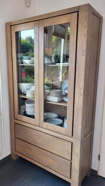 Kast met glas en 2 lades beschikbaar voor biedingen