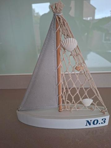 Decoratief zeilbootje beschikbaar voor biedingen