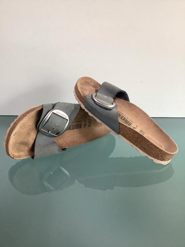 GRATIS VERZENDEN | BIRKENSTOCK Big Buckle grijze slippers 37, Kleding | Dames, Schoenen, Zo goed als nieuw, Slippers, Grijs, Verzenden