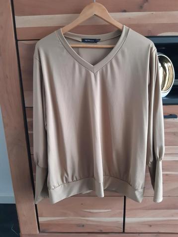 Een trui, sweater van travelstof. Beige, taupe kleur.  beschikbaar voor biedingen