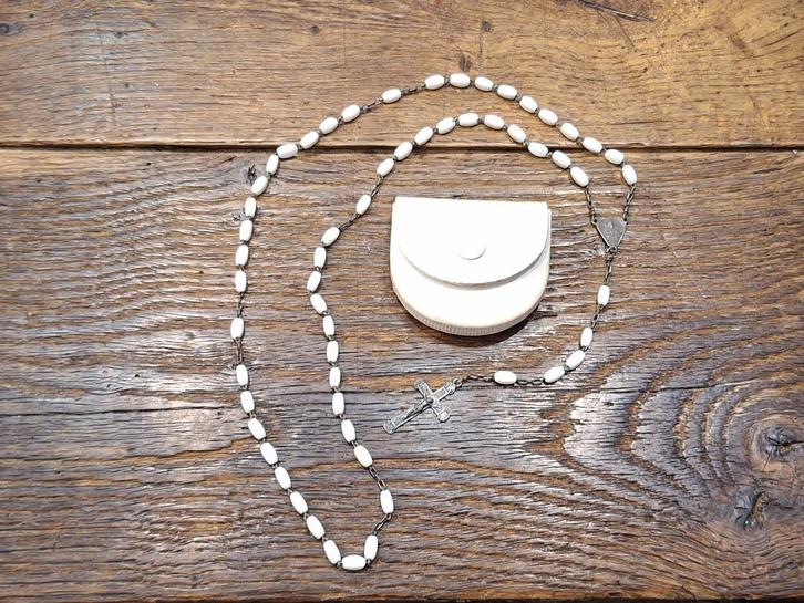 oude witte stenen paternoster met lederen zakje, begin 1900, Antiek en Kunst, Antiek | Religie, Ophalen of Verzenden