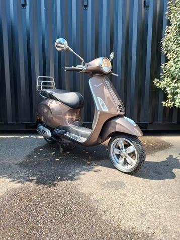 Leuke vespa  primavera!  beschikbaar voor biedingen