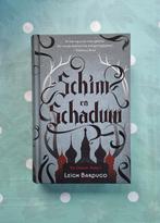 Schim en Schaduw - Leigh Bardugo, Boeken, Fantasy, Ophalen of Verzenden, Zo goed als nieuw, Leigh Bardugo
