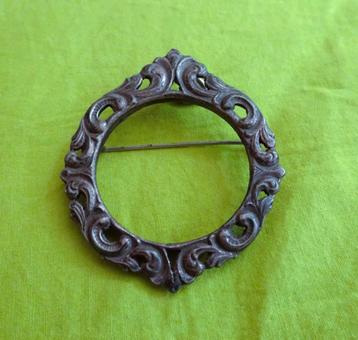 Zilverkleurige Tinnen broche of hanger beschikbaar voor biedingen