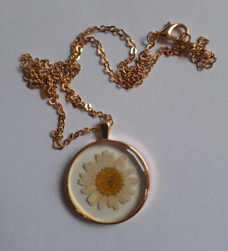 Ketting met gedroogde bloem bloemetje margrietje, Sieraden, Tassen en Uiterlijk, Kettingen, Nieuw, Overige materialen, Goud, Met hanger