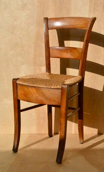 Franse antique houten stoel met rieten zitting beschikbaar voor biedingen