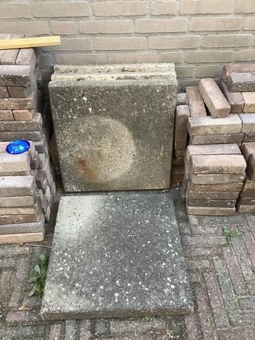 Gratis af te halen, 4 betontegels beschikbaar voor biedingen