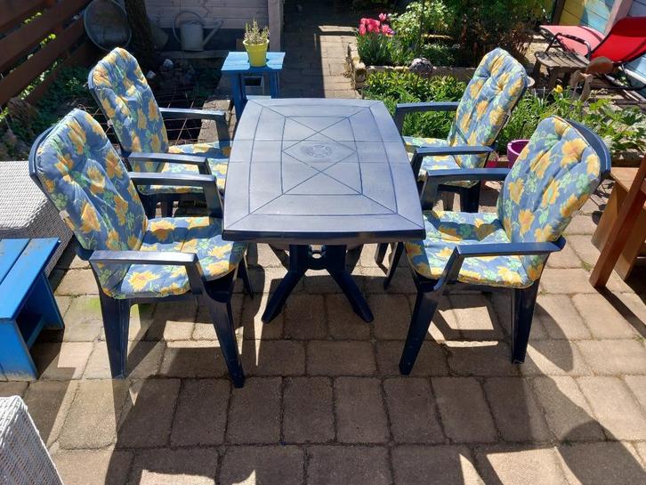 Tuinset tafel met stapelstoelen en klapstoel blauw, Tuin en Terras, Tuinsets en Loungesets, Gebruikt, Tuinset, Kunststof, 5 zitplaatsen