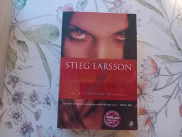 Stieg Larsson - De vrouw die met vuur speelde beschikbaar voor biedingen