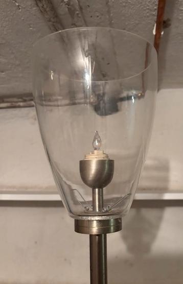 Mooie staande lamp met glazen kapje. beschikbaar voor biedingen