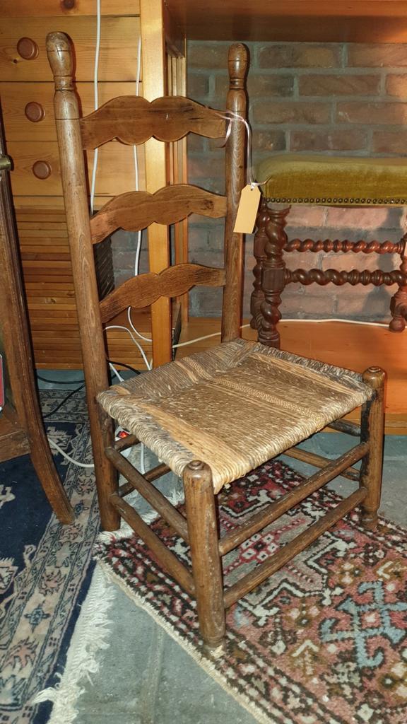 Bijzonder Arts and Crafts stoeltje met biezen zitting, Antiek en Kunst, Antiek | Meubels | Stoelen en Banken, Ophalen of Verzenden