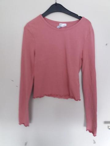 Een effe oud-roze T-Shirt met lange mouwen. beschikbaar voor biedingen
