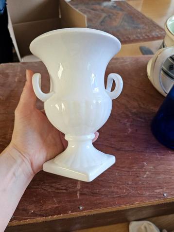 Elegante Delfts Wit vaas – klassieke vorm, vintage keramiek beschikbaar voor biedingen
