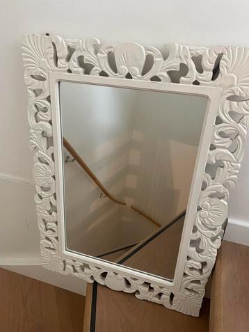 Spiegel met wit houten brocante lijst beschikbaar voor biedingen
