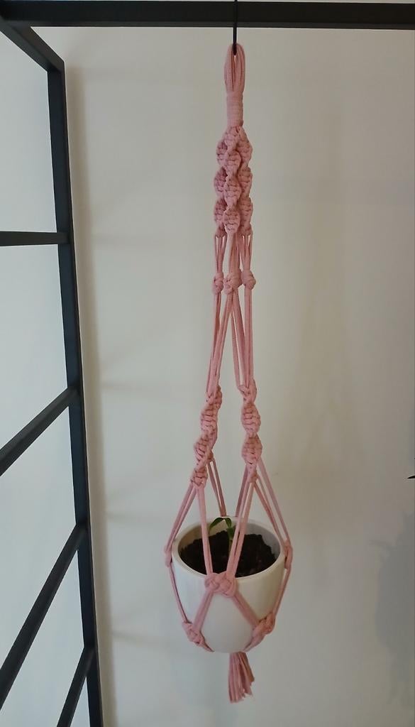 Handgemaakte macramé plantenhanger - lichtroze, Huis en Inrichting, Kamerplanten, Ophalen of Verzenden