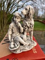 Tuinbeeld meisje met hond - Steen, Tuin en Terras, Tuinbeelden, Ophalen of Verzenden, Gebruikt, Steen, Dierenbeeld