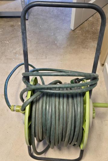 Slangenwagen met 20 meter tuinslang en aansluitingen beschikbaar voor biedingen