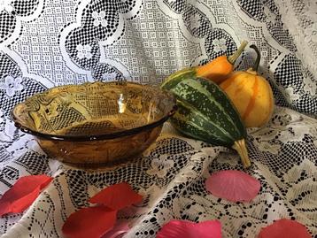 Vintage okergeel glazen schaaltje Doorsnede 16 cm beschikbaar voor biedingen