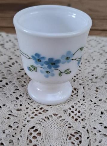 Vintage Frans Arcopal Veronica eierdopje, vergeet me nietjes beschikbaar voor biedingen