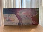 Pokémon Scarlet & Violet Prismatic Evolutions Super Premium, Hobby en Vrije tijd, Verzamelkaartspellen | Pokémon, Ophalen of Verzenden