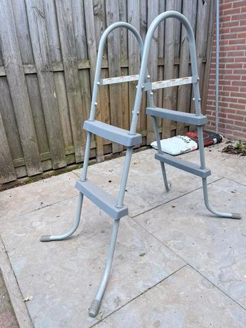 Trappetje voor zwembad beschikbaar voor biedingen