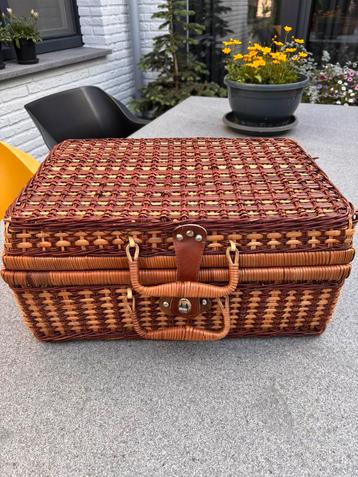 Picknick mand retro beschikbaar voor biedingen