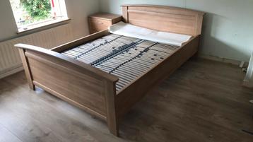 Tweepersoonsbed 140 x 200 met 2 verstelbare lattenbodems.