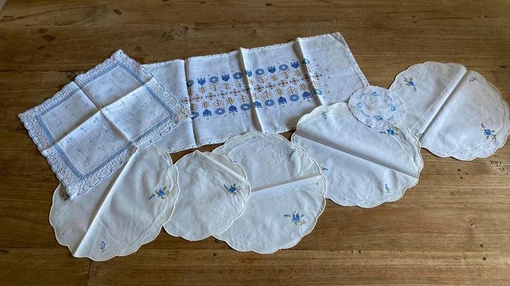 Oude kleedjes met borduurwerk (199), Antiek en Kunst, Antiek | Kleden en Textiel, Ophalen of Verzenden