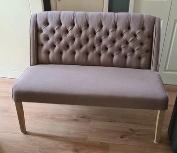 2 taupe stoelen eetbank en eettafel beschikbaar voor biedingen