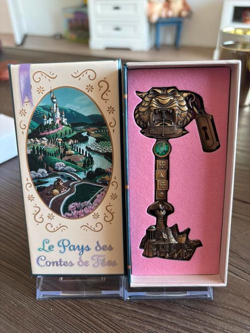 Disney limited key /sleutel, Verzamelen, Disney, Zo goed als nieuw, Beeldje of Figuurtje, Ophalen of Verzenden