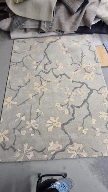 Vloerkleed Sanderson Anthea China Blue 47107 – 170x240 cm beschikbaar voor biedingen