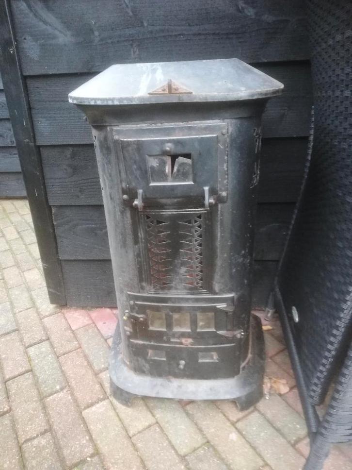 TE KOOP LEUKE POTKACHEL MET STUKKEN PIJP, Huis en Inrichting, Kachels, Gebruikt, Vrijstaand, Houtkachel, Hout, Ophalen