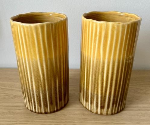 Twee hoge okergele vazen, Huis en Inrichting, Woonaccessoires | Vazen, Zo goed als nieuw, Geel, Minder dan 50 cm, Aardewerk of Porselein