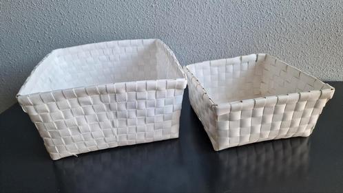 2x wit gevlochten mandjes, Huis en Inrichting, Woonaccessoires | Schalen en Manden, Zo goed als nieuw, Mand, Vierkant, Kunststof