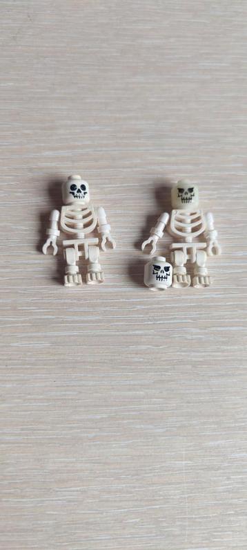 2x LEGO skeleton/skelet. 1x glow in dark hoofd. T.E.A.B. 