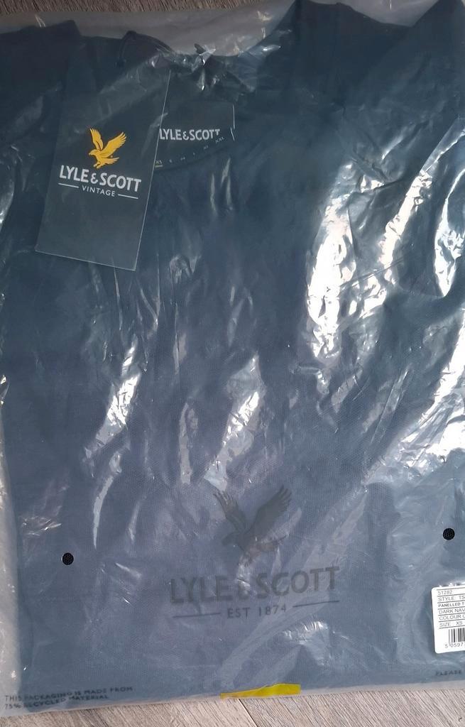 NIEUW Lyle & Scott T-shirt donkerblauw met kaartjes eraan, Kleding | Heren, T-shirts, Nieuw, Maat 46 (S) of kleiner, Blauw, Ophalen of Verzenden
