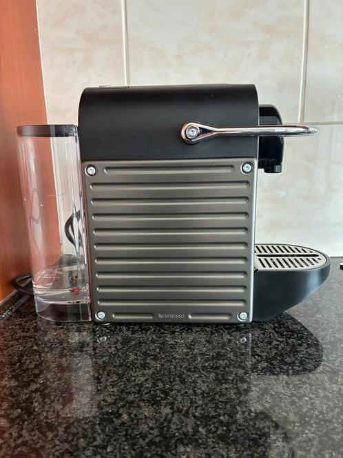 Krups Nespresso Pixie koffiezetter cups XN 304 Titanium, Witgoed en Apparatuur, Koffiezetapparaten, Zo goed als nieuw, Koffiepads en cups