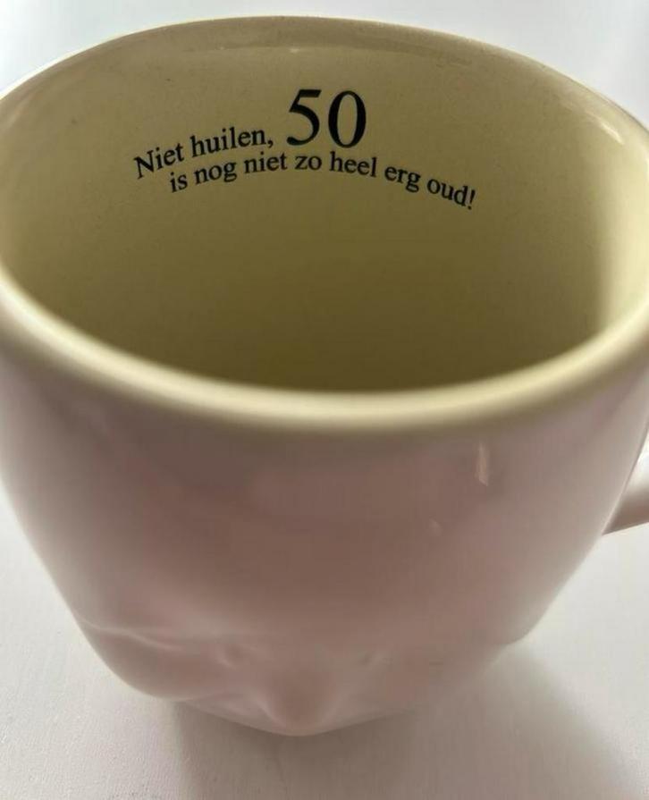 Mok / beker “ Niet huilen 50 is nog niet zo heel erg oud!, Hobby en Vrije tijd, Feestartikelen, Zo goed als nieuw, Feestartikel