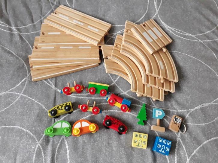 Rails met auto's en toebehoren: houten speelgoed, Kinderen en Baby's, Speelgoed | Houten speelgoed, Gebruikt, Ophalen of Verzenden