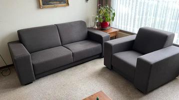 Mooie grijze bank en fauteuil set beschikbaar voor biedingen