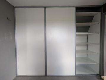 Schuifdeuren en kast met hang en legplanken beschikbaar voor biedingen