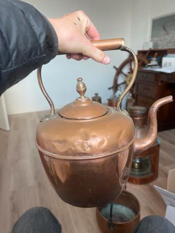 Koperen Ketel met Houten Handvat beschikbaar voor biedingen