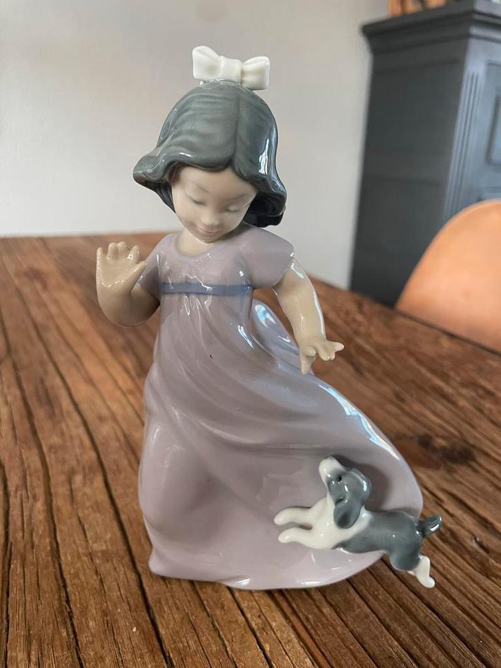 Nao Porseleinen Beeldje - Meisje met Hond, Verzamelen, Beelden en Beeldjes, Zo goed als nieuw, Mens, Verzenden