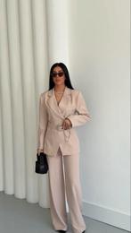 Nieuw Dameskostuum Beige Maat 36, Kostuum of Pak, Beige, Nieuw, Ophalen of Verzenden