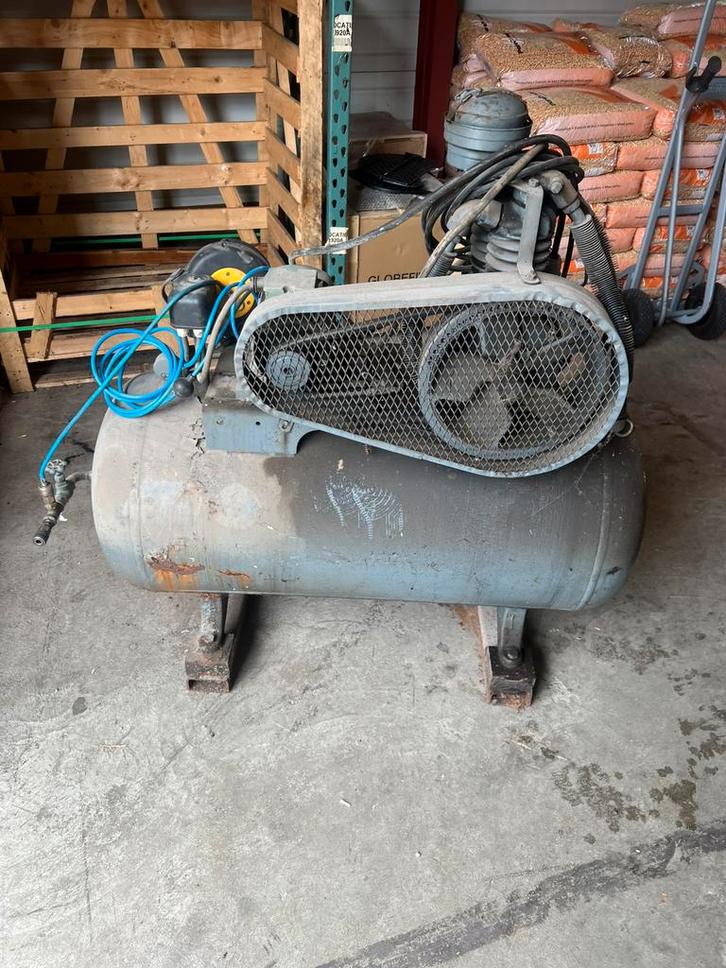 Industriële luchtcompressor – groot model, werkend, Doe-het-zelf en Verbouw, Compressors, Zo goed als nieuw, 6 tot 10 bar, 100 liter of meer