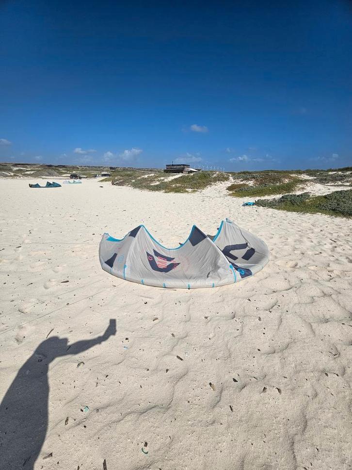 Duotone EVO 2022 Kiteset incl. Bar & Vest, Watersport en Boten, Kitesurfen, Zo goed als nieuw, Kitesurf-set, 10 m², Geen board